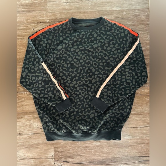 White Fox X Sarah’s Day active wear sweater - Picture 1 of 3